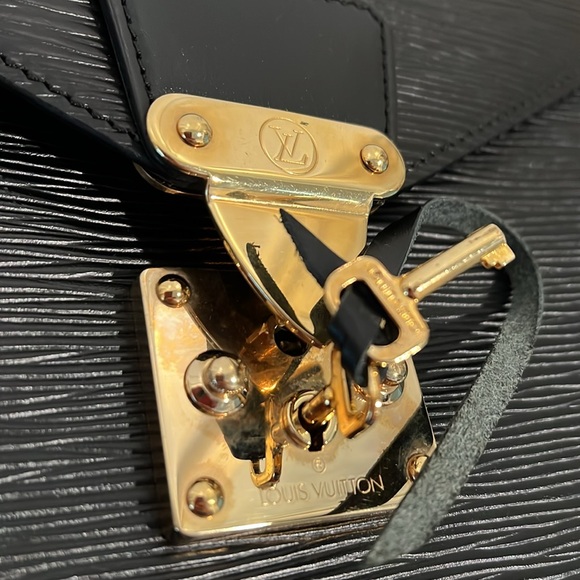 Louis Vuitton Black Epi Leather Pochette Serie Dragonne Clutch Bag with Key EUC - Picture 15 of 17